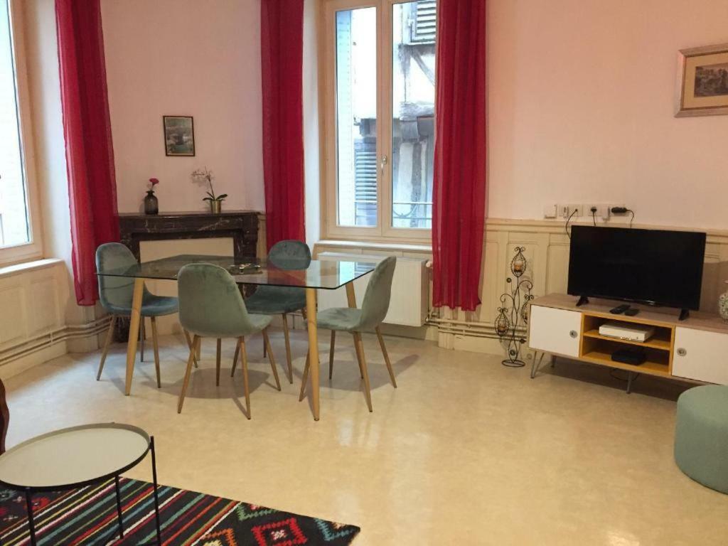 Apartmán Cap Coutellerie - Sejours Pros Ou Familles En Hypercentre De Thiers Exteriér fotografie